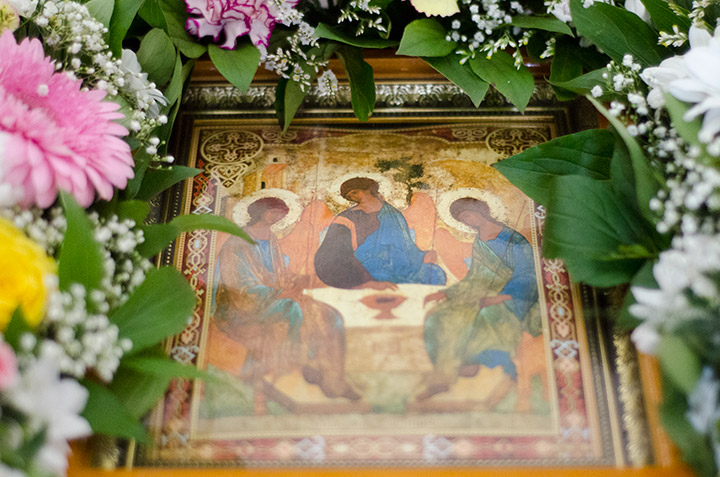 В День Святой Троицы епископ Кафский Алексий совершил Литургию и великую вечерню в Свято-Николаевском кафедральном соборе