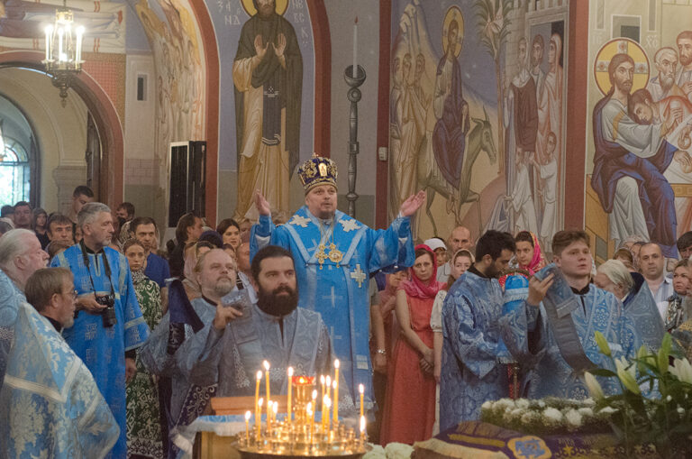 В праздник Успения Пресвятой Богородицы епископ Кафский Алексий совершил Литургию в Свято-Николаевском кафедральном соборе