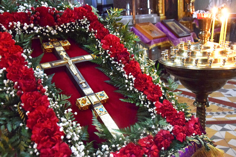 Божественная Литургия в Неделю третью Великого поста, Крестопоклонную