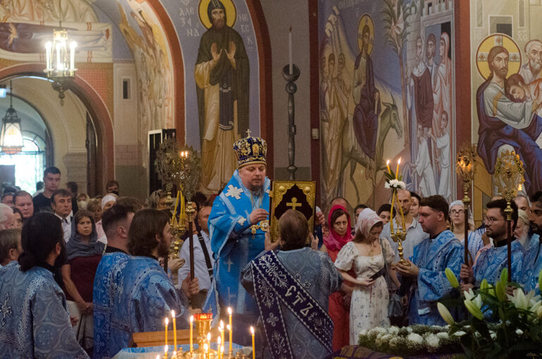 В Неделю 12-ю по Пятидесятнице епископ Кафский Алексий совершил Литургию в Вене