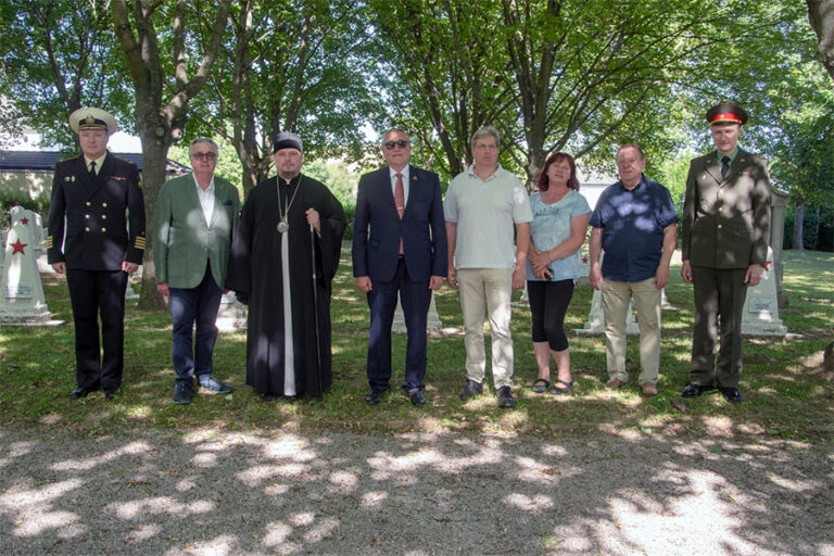 Благодарственный молебен и панихида по усопшим советским воинам в Лаа ан дер Тайя и Мистельбахе
