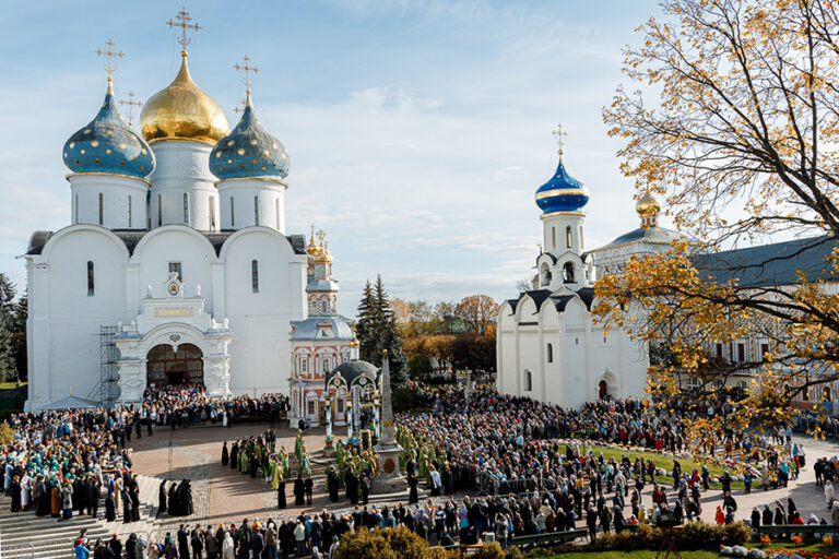 Епископ Кафский Алексий принял участие в праздничных богослужениях в Троице-Сергиевой лавре