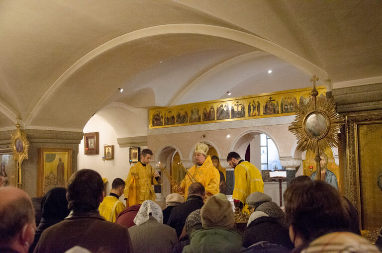 В Неделю 24-ю по Пятидесятнице епископ Алексий совершил Литургию в Свято-Николаевском кафедральном соборе