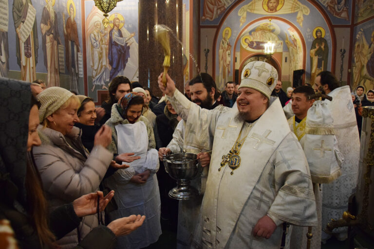 В Крещенский сочельник епископ Алексий совершил Литургию в Свято-Николаевском кафедральном соборе
