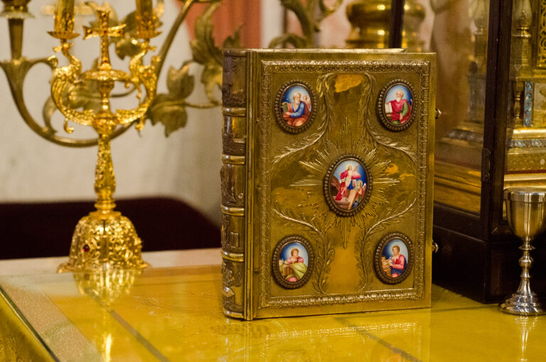 Епископ Алексий совершил Божественную Литургию в Кафедральном соборе