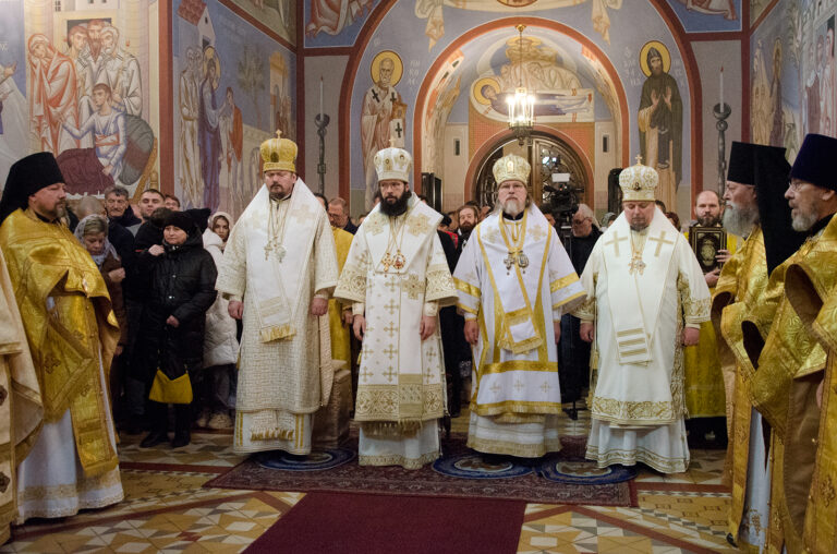 Митрополит Антоний возглавил праздничную Литургию в Кафедральном соборе