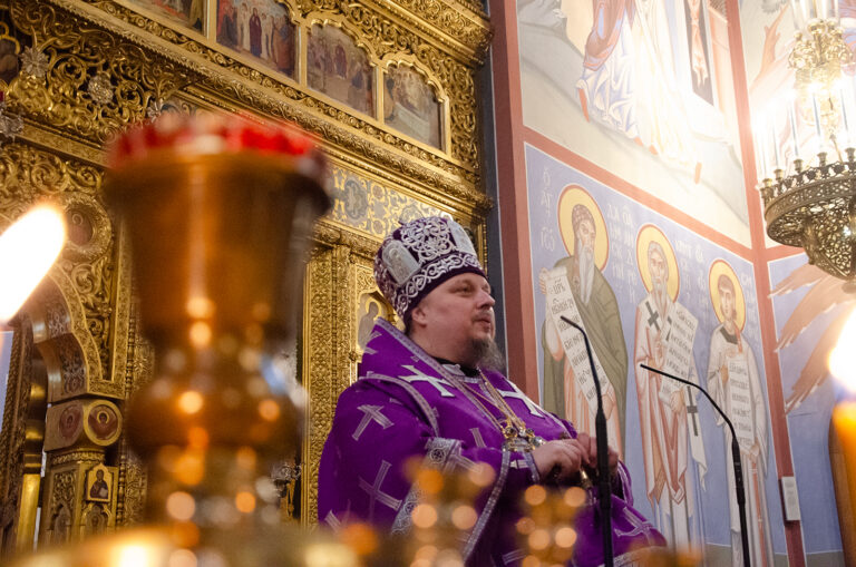 В Великий Четверг епископ Алексий совершил Божественную Литургию в Кафедральном соборе свт.Николая в Вене