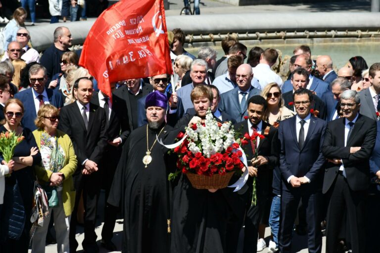 Епископ Венский и Австрийский Алексий принял участие в церемонии возложения венков к памятнику советскому воину-освободителю на площади Шварценбергплатц
