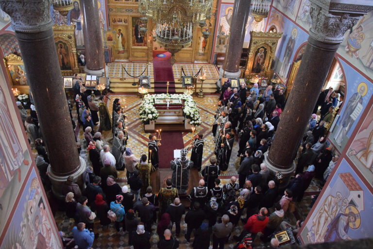 В пятницу Страстной седмицы епископ Алексий совершил Вечерню с выносом Плащаницы Спасителя