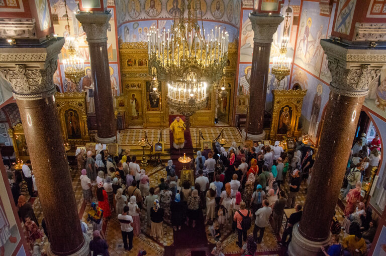 В Неделю 6-ю по Пятидесятнице епископ Алексий совершил Литургию в Кафедральном соборе