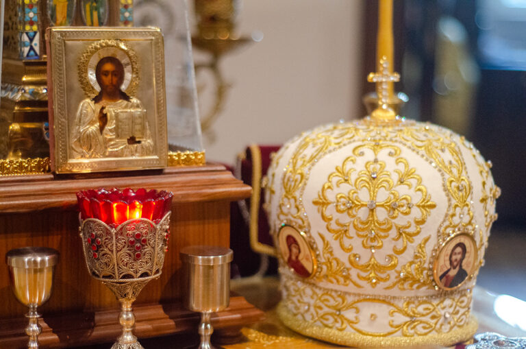 День перенесения мощей святого благоверного князя Александра Невского. Престольный праздник нижнего храма