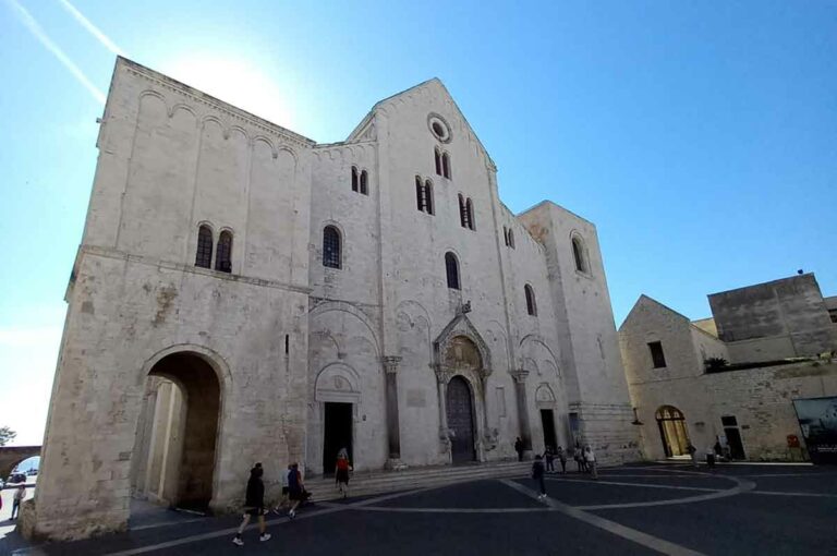 Епископ Алексий совершил богослужение на мощах Cвятителя Николая Чудотворца в Бари