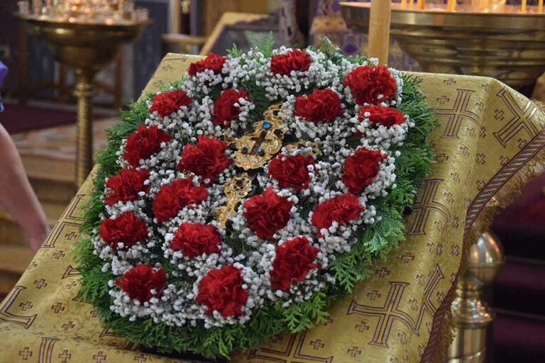 Епископ Алексий совершил Литургию в праздник Происхождения Честных Древ Животворящего Креста Господня