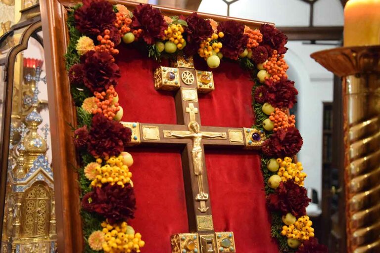 Епископ Алексий совершил Божественную Литургию в праздник Воздвижения Честного и Животворящего Креста Господня