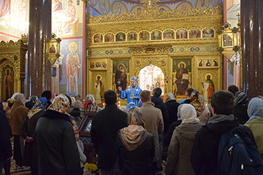 В день Похвалы Пресвятой Богородицы епископ Алексий совершил Божественную литургию в Кафедральном соборе
