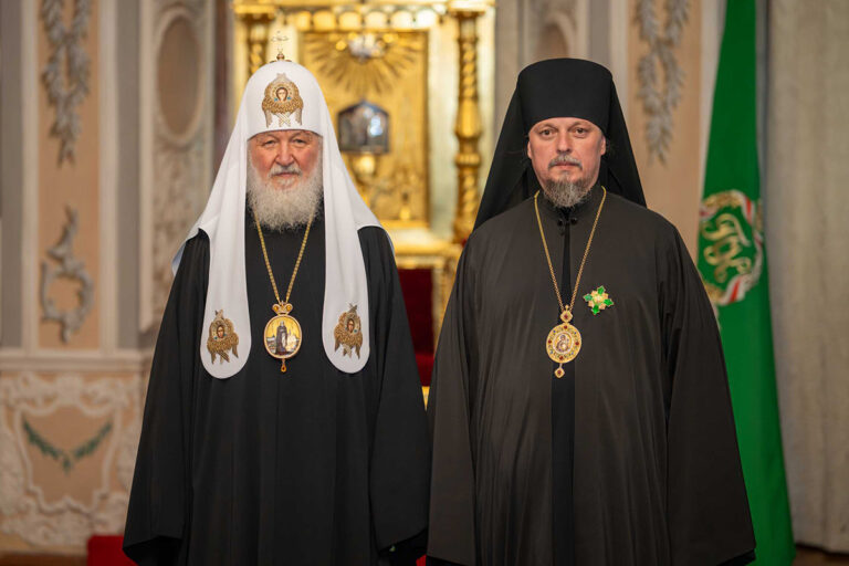 Святейший Патриарх Кирилл вручил епископу Алексию церковный орден прп. Серафима Саровского III степени