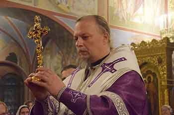 Епископ Алексий возглавил Всенощное бдение с чином Воздвижения Креста Господня